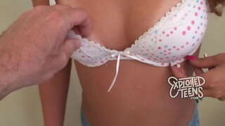 19-godišnji hot teen jebanje i dobiva puna usta sperme