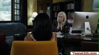 Avi Love samo gleda kako Kenzie Taylor uživa u лизанием svoje pussy