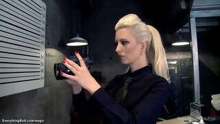 Velike sise milf policajac Cherry Rastrgan analni igračke crnka je uvukla Maddy O Reilly u uredu zatim anal fucks joj i Веронику Авлув u zatvorskoj ćeliji u troje