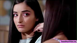 Alana Križarjenje in Emily Willis uporabite vsak drugi jezik za orgazem