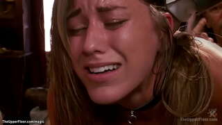 טייד ברונעט שקלאַף אין לאַנזשעריי Rilynn ריי squating אויף וויבראַטאָר אויף אַ שטעקן און ווייברייטינג צוויי סלוץ דעמאָלט מיט קייסי קאַלווערט אַנאַל באַרען אין פעטיש פארטיי אין די אויבערשטער שטאָק