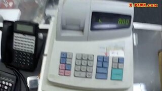 ���ોનેરી બાળક વેચે છે તેના બેગ અને તુલા