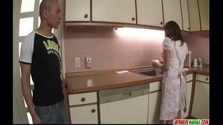 Hikaru Wakabayashi භාවිතා ඇගේ ලොකු හෙළි කළෙමි සමග සෙල්ලම් කිරීමට කුකුළා