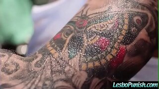 Stout Lesbiërs (Anna Bell Pieke &amp;amp; Felicity Kat) In die Straf van Seks Toneel met Behulp van Speelgoed mov-03