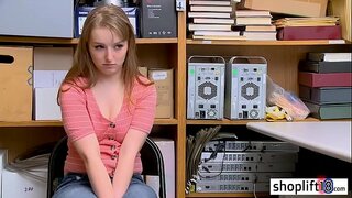 ���ಿಸಿ ಯುವ ಹುಡುಗಿ ಕಳ್ಳ ಮೂಲಕ ನಾಶವಾಗಿದ್ದನು ಒಂದು ಭ್ರಷ್ಟ ಕಾಪ್