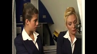 Пажадлівыя шлюшки-сцюардэсы смокчуць інструмент хлопца ў бары