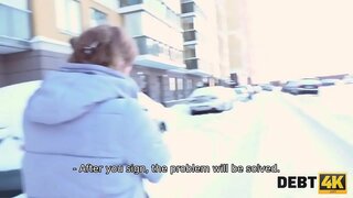 DEBT4K. Monaco, Angel bartender không thể đạt được tiền, nhưng cô có thể sử dụng tình dục của mình quyến rũ