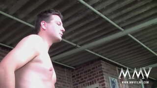 Ryšavka swinger v vrkôčiky Nicole S masážnymi jej veľké knockers, sania dvoch vtákov a dostať facialized v trojka